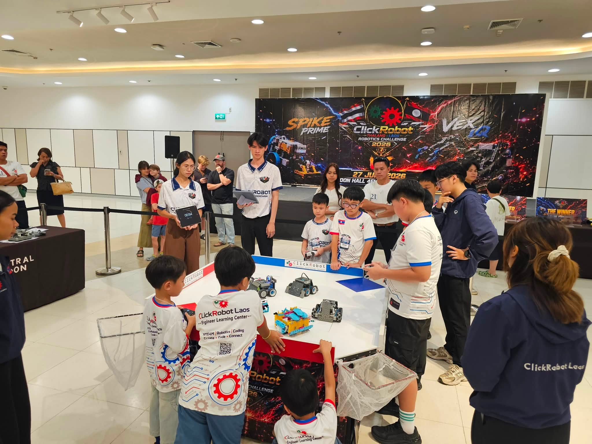 ClickRobot students building and programming a robot